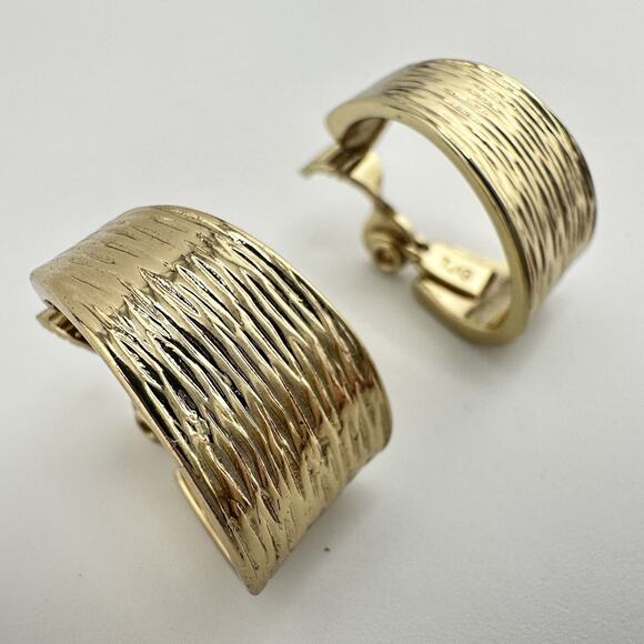 Vintage TJG Minimalist Textuted Gold Tone Hoop Clip On .75” Earrings - Picture 1 of 5